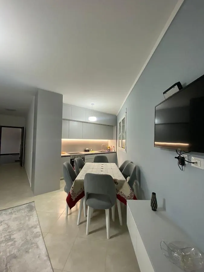 Lungo Mare//Newly Furnished 2+2 Apartment فلورا 0*,